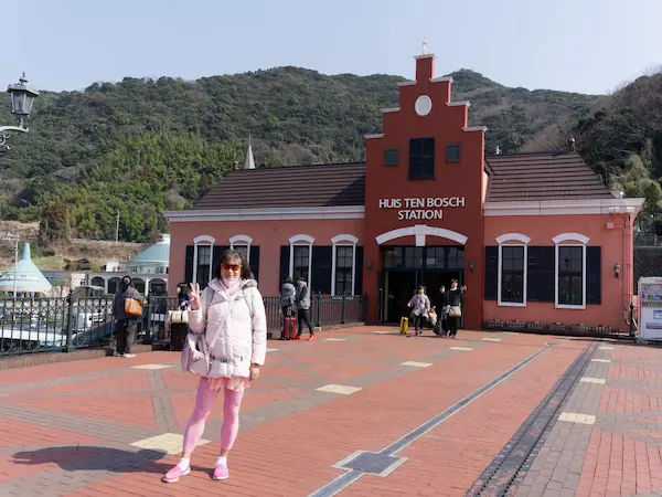 Huis Ten Bosch station, Chris